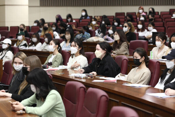 서울여대 유학생들이 범죄예방교육에 참여해 강사의 강의를 경청하고 있다. 사진=서울여대 제공