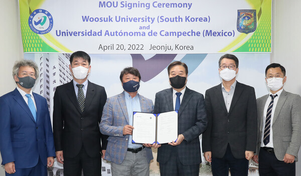 우석대와 멕시코 캄페체 자치대(UACAM), 국립과학기술교육원(IPN) 관계자들이 업무협약을 체결한 후 기념촬영을 하고 있다. 사진=우석대 제공