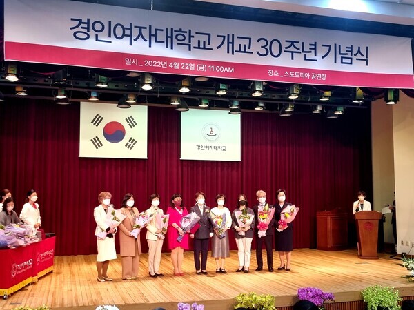 경인여대 개교 30주년 기념 포상을 통해 총장상을 받은 교직원들이 한 자리에 모여 기념촬영하고 있다. 사진=이승환 기자