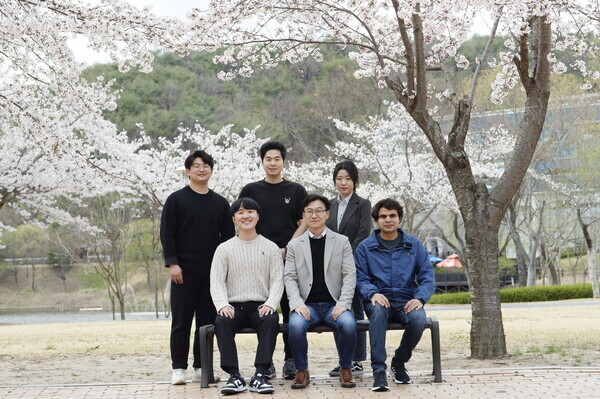 (좌측하단부터 반시계 방향) 이호정 연구원(제1저자) 권영국 교수, 시라즈 술탄 박사(제1저자), 윤아람 연구원(제1저자), 최한샘, 공태훈 연구원. 사진=UNIST 제공