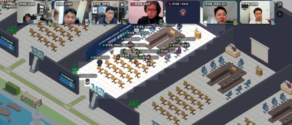 한서대 한서디자인융합센터가 지난 22일 게더타운 방식으로 주최한 공동학술대회에서 참석자들이 메타버스 플랫폼 게더타운을 활용해 토론을 하고 있다. 사진=한서대 제공