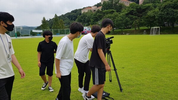 학생들이 한국영상대에서 운영하는 대학진로탐색 캠프에 참가해 영상 촬영 실습을 하고 있다. 사진=한국영상대 제공 