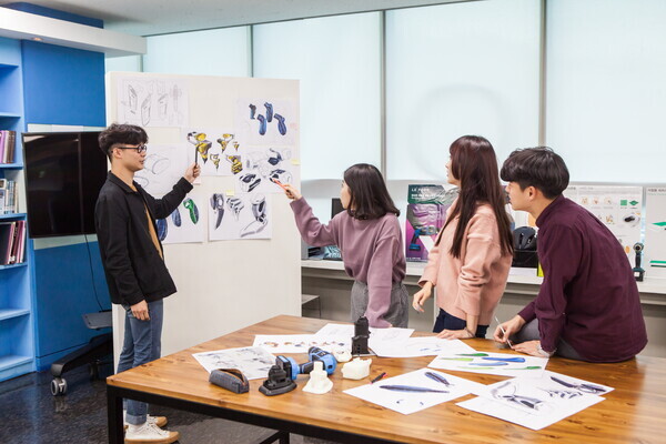 국내 4년제 대학 학생들은 한 해 평균 676만원의 등록금을 내는 것으로 집계됐다. 4년제 사립대의 58.4%인 90개대가 올해부터 입학금을 폐지함에 따라 전체 일반대 평균입학금은 전년 대비 10만원 줄었다. 사진은 국내 한 대학의 디자인공학전공 실습 모습. 사진=대학저널 DB