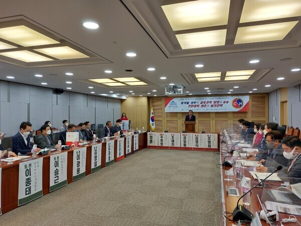 정훈 포럼희망전문대학 의장이 29일 진행된  ‘윤석열 정부의 교육정책 방향과 과제: 전문대학 생존과 발전전략’ 세미나에서 개회사를 하고 있다. 사진=대학저널 DB  