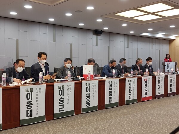 ‘윤석열 정부의 교육정책 방향과 과제: 전문대학 생존과 발전전략’ 세미나 토론자들이 윤여송 전문대학교육혁신위 자문위원장의 ‘전문대학 생존과 발전전략’ 발제에 대해 토론할 준비를 하고 있다. 사진=대학저널 DB 