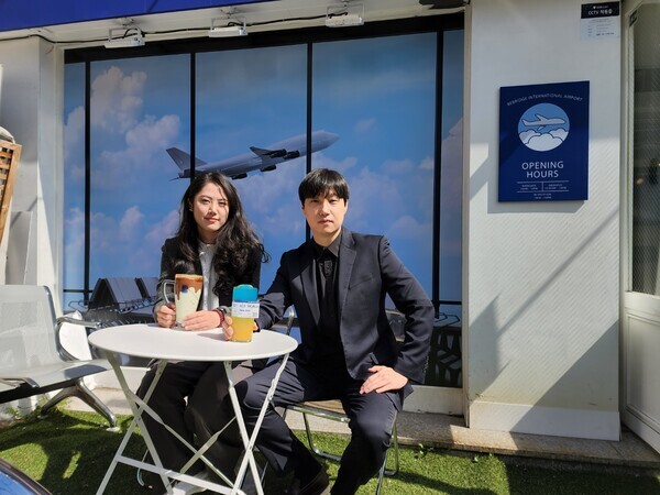 베브릿지 김연지(왼쪽) 대표와 조현우 대표가 세계 음료 코피알뿌깟과 자미르에 대해 설명하고 있다. 사진=대학저널