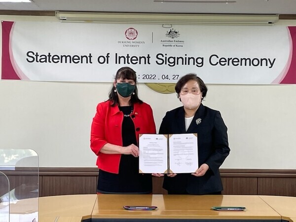 김건희(오른쪽) 덕성여대 총장과 캐서린 레이퍼 주한 호주대사가 업무협약식에서 협약서를 펼쳐보이고 있다. 사진=덕성여대 제공 