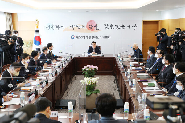 제20대 대통령직인수위원회가 지난 3월 22일 개최한 당선인주재 간사회의에서 윤석열 당선인이 모두발언을 하고 있다.