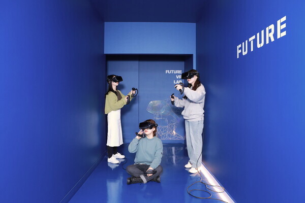 VR실습을 하고 있는 학생들.