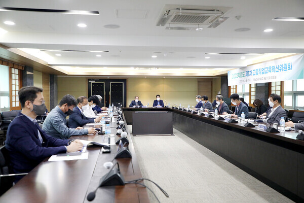 영남이공대와 지자체 관계자들이 고등직업교육거점지구 사업을 위한 고등직업교육혁신위원회의를 열고 있다. 사진=영남이공대 제공
