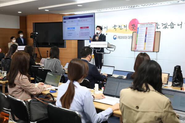 안철수 대통령직인수위원장이  3일 서울 종로구 통의동 대통령직인수위원회 공동기자회견장에서 윤석렬 정부 110대 국정과제를 발표하고 있다. 사진=대통령직인수위원회