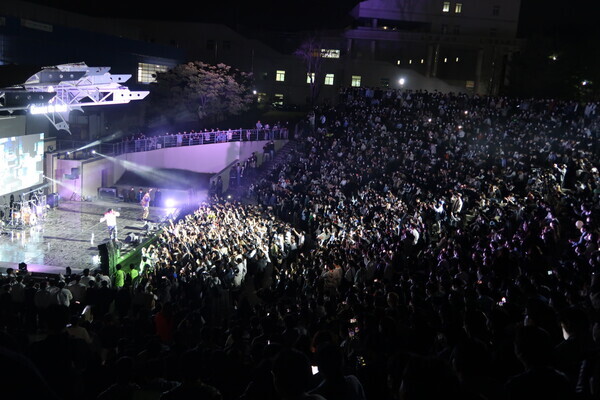한국교통대가 마련한 '지역주민과 함께하는 캠퍼스 문화행사'에서 참가자들이 열광하고 있다. 사진=한국교통대 제공