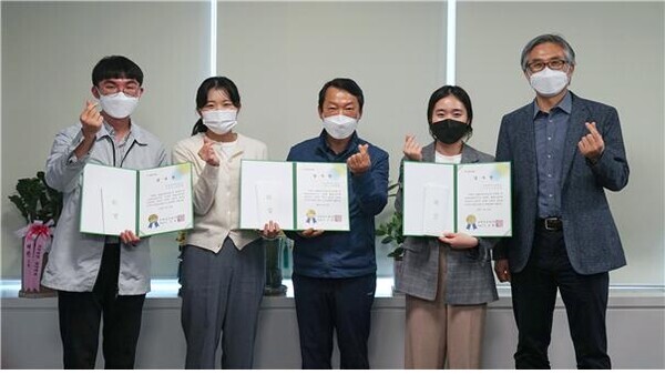 한국외국어대 아랍어과와 코레일유통 관계자들이 감사장을 펼쳐보이고 있다. 사진=한국외대 제공