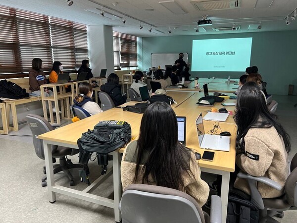 동아대 산업디자인학과 학생들이 리모델링한 강의실에서 수업을 하고 있다. 사진=동아대 제공