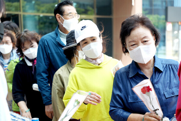 레크레이션에 참여를 위해 영남이공대 만학도 학생들이 순서를 기다리고 있다. 사진=영남이공대 제공