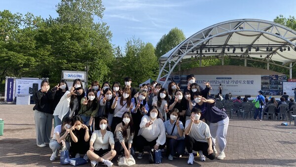 경복대 간호학과 홍보 봉사동아리 널리(NULI) 학생들이 소아당뇨협회 주최로 열린 '제13회 소아당뇨의 날' 행사에서 기념촬영을 하고 있다. 사진=경복대 제공 