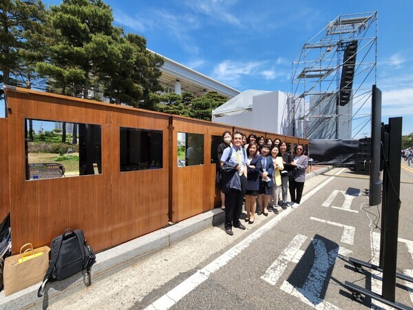 제20대 대통령 취임식 동시통역을 담당한 한국외국어대 통번역대학원 교수진. 사진=한국외대 제공