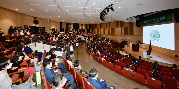 전영재 건국대 총장이 13일 진행된 개교 76주년 기념식에서 축사를 전하고 있다. 사진=건국대 제공