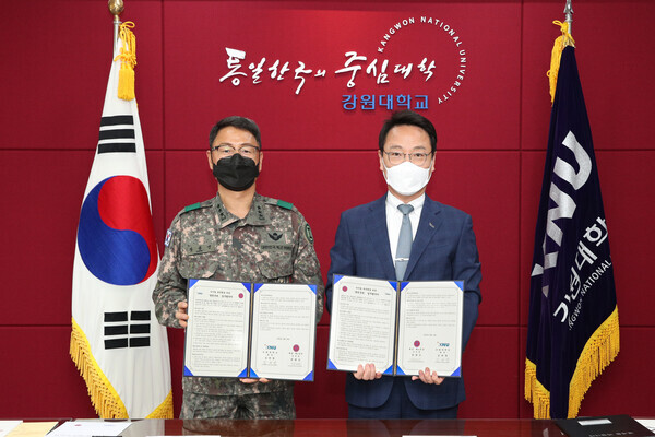 김헌영(오른쪽) 강원대 총장과 장광선 군단장 중장이 13일 '디지털 대전환을 위한 열린군대 업무협약'을 체결하고 협약서를 들어보이고 있다. 사진=강원대 제공