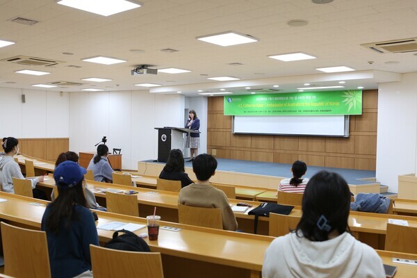 캐서린 레이퍼( 주한 호주대사가 성신여대에서 학생들을 대상으로 특강을 하고 있다. 사진=성신여대 제공