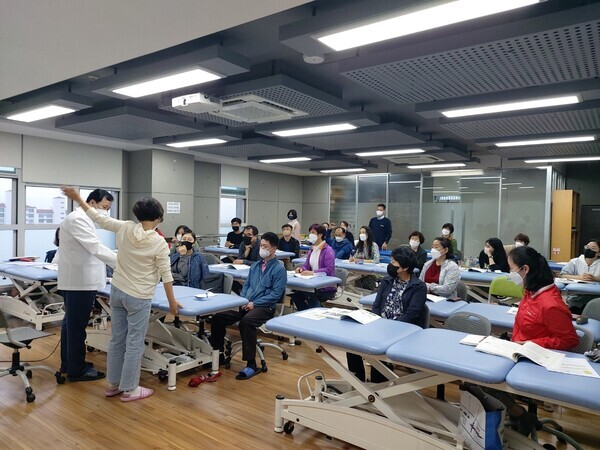 서현규(맨앞 왼쪽) 대구보건대 교수가 대구 시민을 대상으로 교육을 하고 있다. 사진=대구보건대 제공