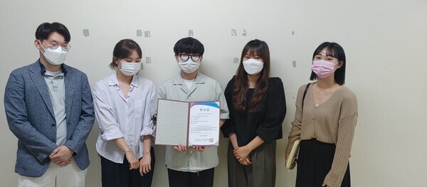 2022 한국생산관리학회 춘계학술대회 대학생 경진대회에서 우수상을 수상한 (왼쪽부터) 한국교통대 경영학전공 박정환, 이고은, 강고원, 조아라, 임정민 씨. 사진=한국교통대 제공