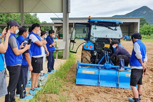 2021년 귀농‧귀촌 준비과정에서 농기계 현장 실습에 참여 중인 교육생들. 사진=연암대 제공