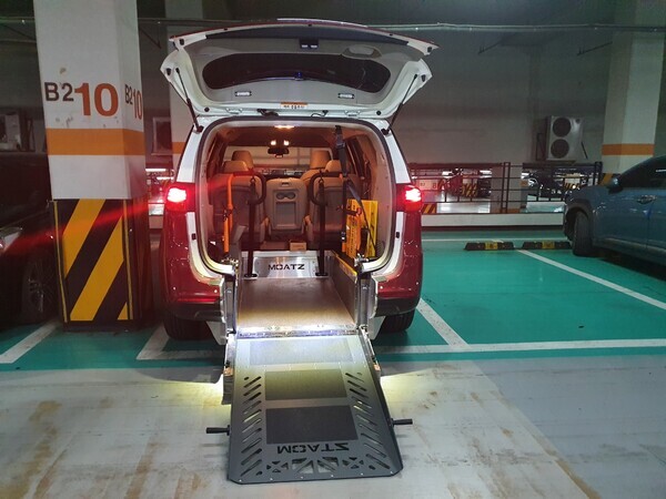 고려대 장애학생지원센터가 장애학생 이동지원을 위해 마련한 '교통약자 이동지원 차량'의 슬로프. 사진=고려대 제공