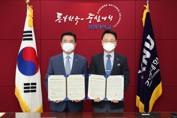 김헌영(오른쪽) 강원대 총장과 전성용 경동대 총장이 ‘외국인 유학생 교류 증진 및 상호 협력 강화를 위한 업무협약’을 체결하고 협약서를 펼쳐보이고 있다. 사진=강원대 제공