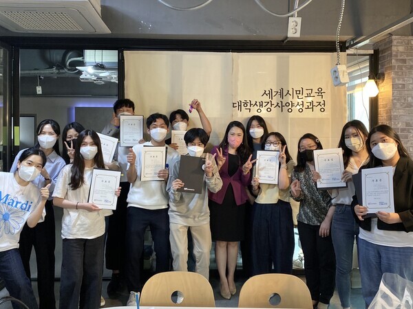 지난 21일 울산대 재학생 11명이 울산국제개발협력센터에서 세계시민교육 강사 자격을 취득한 뒤 기념촬영을 하고 있다. 사진=울산대 제공