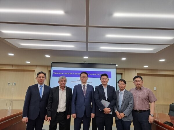 광운대와 요즈마그룹코리아, 이스라엘 와이즈만 연구소의 업무미팅에서 참석자들이 기념촬영을 하고 있다. 사진=광운대 제공