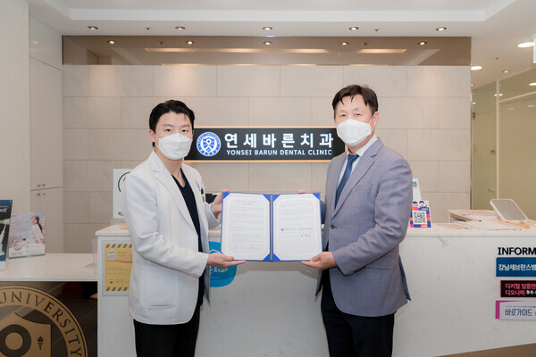이동훈 서울과기대 총장(오른쪽)과 박찬호 연세바른치과 원장이 업무협약식에서 협약서를 펼쳐보이고 있다. 사진=서울과기대 제공