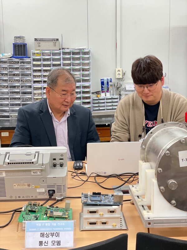 고학림(왼쪽) 호서대 정보통신공학부 교수가 연구팀원과 함께 기지국 기반 수중 음파 무선통신망 기술을 통해 수집한 해양 정보 분석 작업을 하고 있다. 사진=호서대 제공