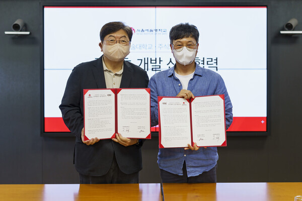 이남식(왼쪽) 서울예대 총장과 이우재 케나즈 대표가 산학협력 사업 업무협약을 체결하고 협약서를 펼쳐보이고 있다. 사진=서울예대 제공