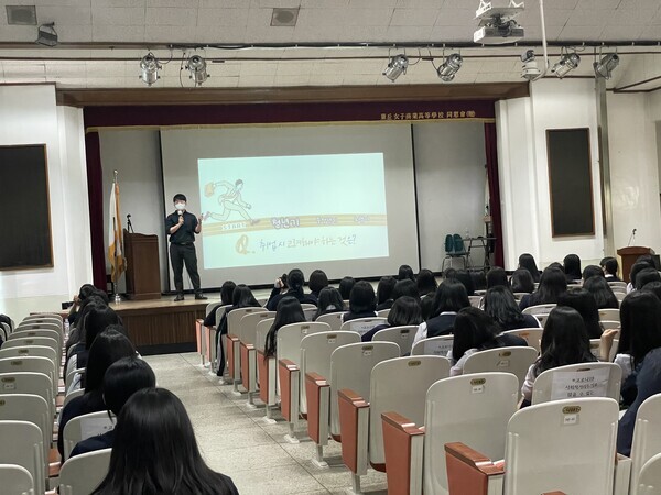 조현준 서일대 대학일자리플러스본부 취업지원관이 동구마케팅고등학교에서 진로취업지원 특강을 하고 있다. 사진=서일대 제공