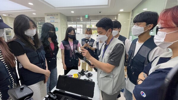 삼육보건대 총학생회 학생들이 동대문경찰서 관계자들과 ‘확인했SHU!!’ 캠페인을 통해 불법 촬영 카메라를 점검하고 있다. 사진=삼육보건대 제공