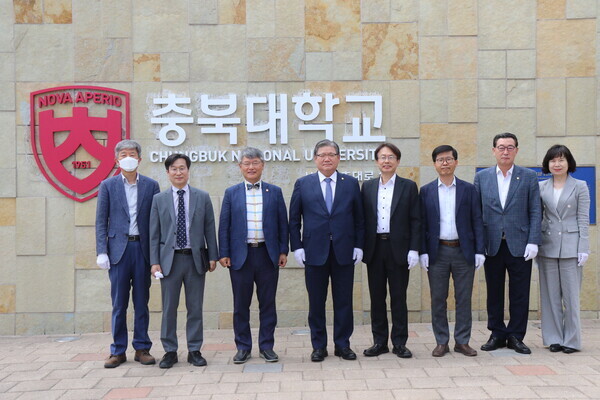 충북대 정문 사인물 리뉴얼 제막식에 참석한 김수갑 총장(왼쪽에서 네 번째) 등 대학 관계자들이 기념촬영을 하고 있다. 사진=충북대 제공