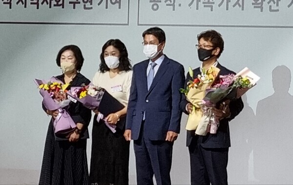 7일 아이돌봄 지원 사업 확산과 양육친화적 사회환경 조성에 기여한 유공자인 유미숙 팀장과 박양순씨가 수상 후 기념촬영을 하고 있다. 사진=충남도립대 제공