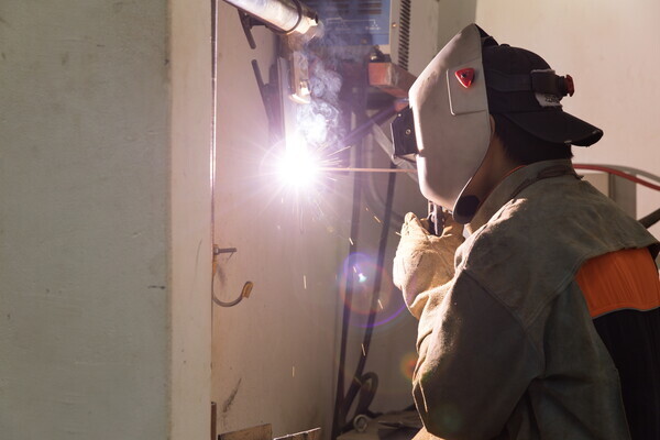 신성대 제철산업과 학생이 기업에서 실습을 하고 있다. 