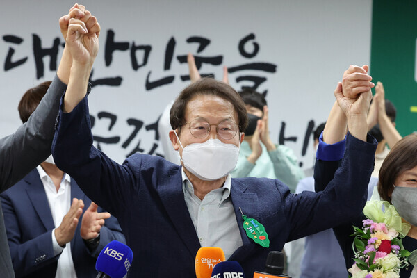 전국동시지방선거에서 서울시교육감 3선에 성공한 조희연 후보가 지난 6월 2일 새벽 당선이 확실시되자 기뻐하고 있다.