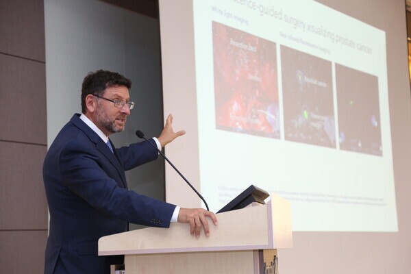 인튜이티브 CEO 게리 굿하트 박사가 강연을 하고 있다. 사진=동국대 제공