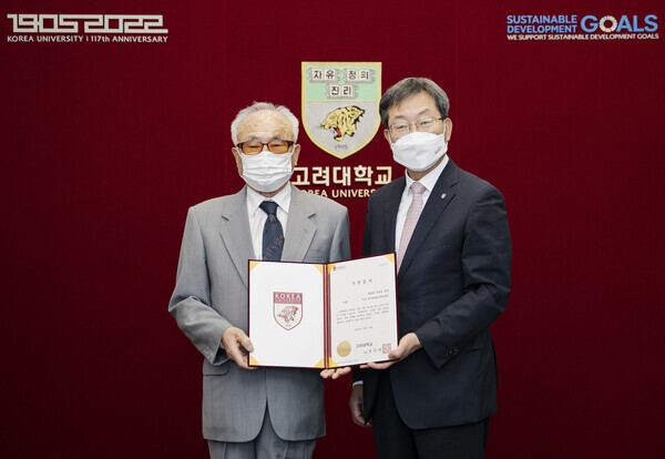 정진택(오른쪽) 고려대 총장이 지난 14일 기부금 전달식에서 정광헌 후원자와 기부증서를 펼쳐보이고 있다. 사진=고려대 제공