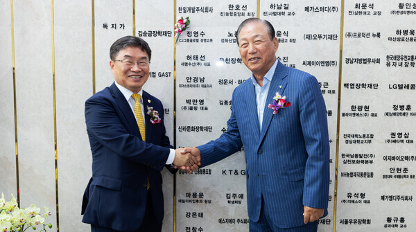 권순기(왼쪽) 경상국립대 총장과 정영수 CJ그룹 글로벌경영고문이 발전기금 전달식에서 악수를 나누고 있다. 사진=경상국립대 제공