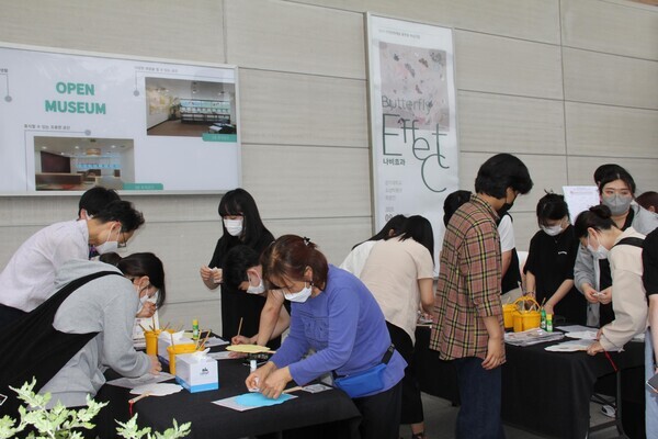 경기대 학생들이 지난 9일 열린 단오부태 행사에서 부채를 제작하고 있다. 사진=경기대 제공