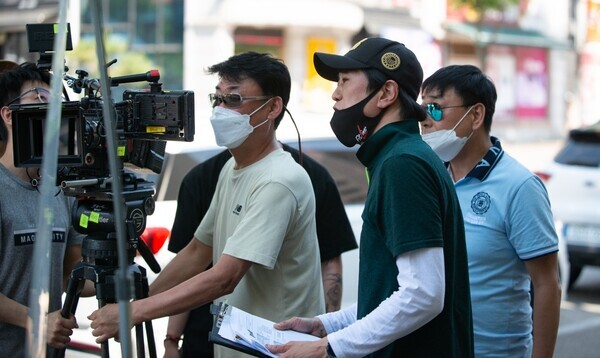 김영준(왼쪽) 서일대 영화방송공연예술학과장 등이 영화 ‘귀신경찰’ 연출을 하고 있다. 사진=서일대 제공