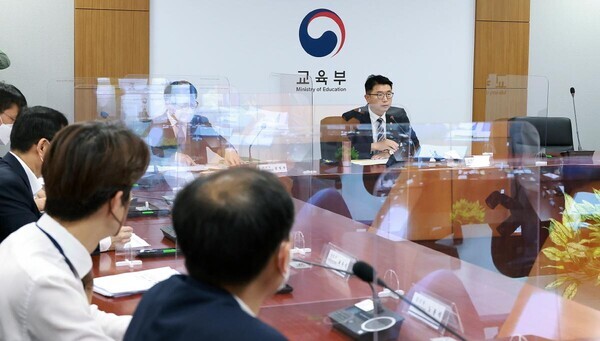 장상윤 교육부 차관이 지난 15일 정부세종청사에서 진행된 반도체 등 첨단산업 인재양성 특별팀 첫 회의에 참석해 인사말을 하고 있다. 사진=교육부 제공