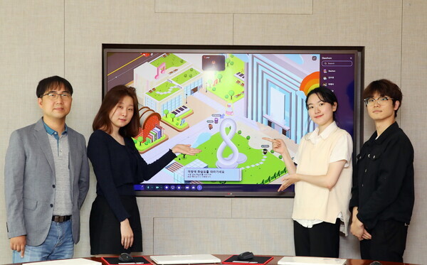 (왼쪽부터)가천대 공식 메타버스 플랫폼을 구축한 임정준 교수와 김부경, 한지윤, 박재석 씨가 직접 만든 메타버스 플랫폼을 소개하고 있다. 사진=가천대 제공