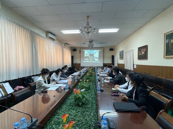 덕성여대와 캄보디아 왕립농업대 관계자들이 세종학당 운영과 관련해 논의하고 있다. 사진=덕성여대 제공