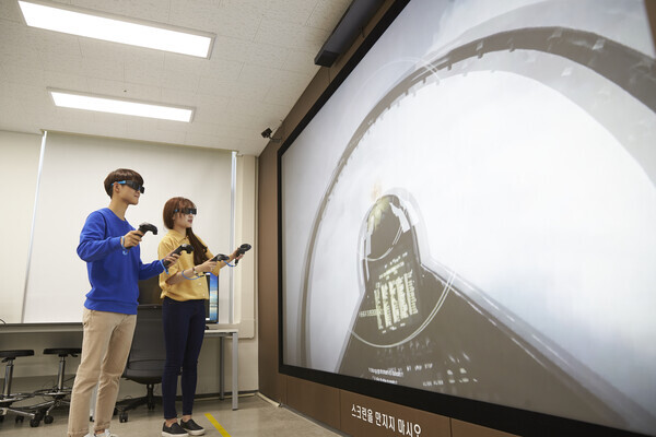 건국대 학생들이 실감미디어 교육을 받고 있다.