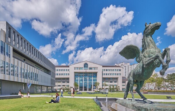 광운대 상징 비마상과 광운대 캠퍼스. 사진=광운대 제공